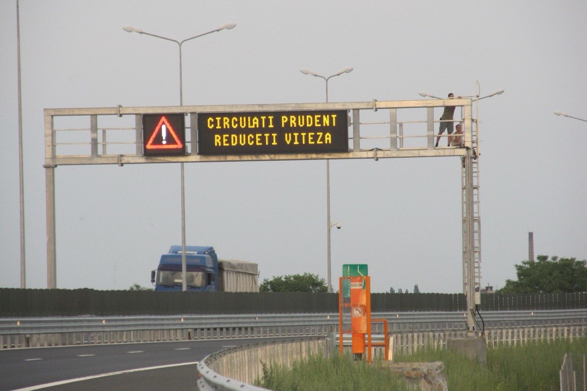 Autostradă din România cu panou cu mesaje variabile deasupra benzilor de circulație